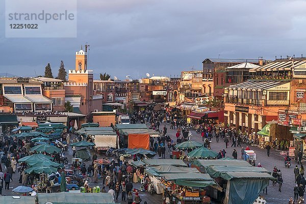 Marktplatz Djemaa el Fnaa in der Abenddämmerung  Marrakesch  Marokko  Afrika