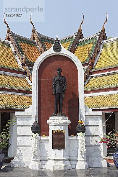 Statue von König Ananda Mahidol  Vorhof des Wat Suthat  Königlicher Tempel  Phra Nakhon  Bangkok  Thailand  Asien