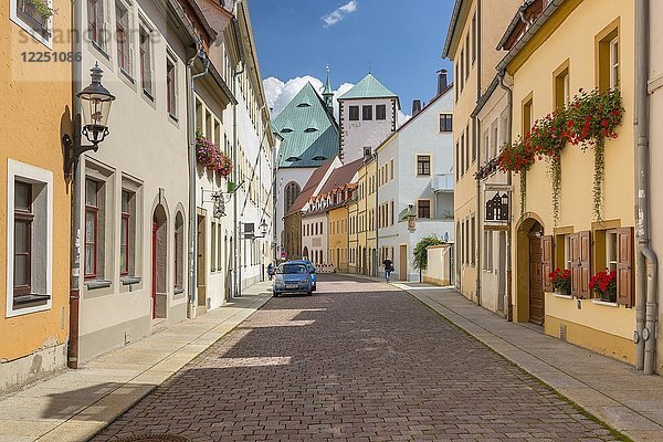 Kirchgasse mit Dom  Freiberg  Sachsen  Deutschland  Europa