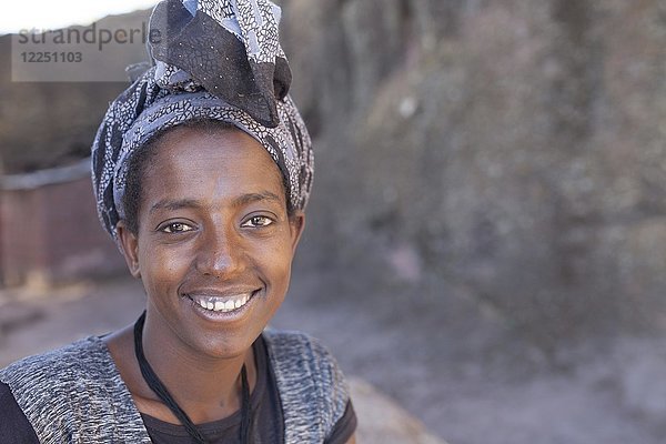 Porträt einer jungen Frau  Lalibela  Äthiopien  Afrika