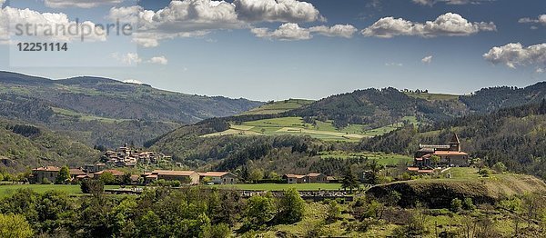 Das Dorf Saint Arcons in den Schluchten von Allier  Departement Haute Loire  Auvergne  Frankreich  Europa