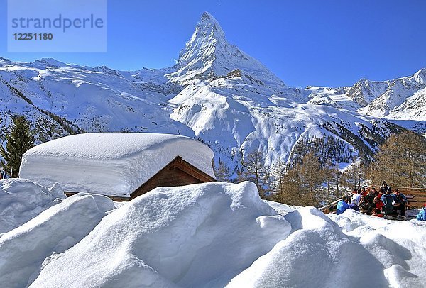 Tief verschneite Berghütte auf der Riffelalp 2222m vor dem Matterhorn 4478m  Zermatt  Mattertal  Wallis  Schweiz  Europa