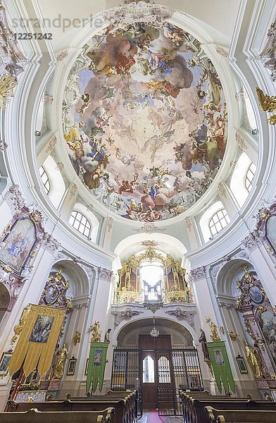 Innenraum mit Deckenfresko in der Kuppel  Wallfahrtskirche Hafnerberg  Nöstach  Niederösterreich  Österreich  Europa