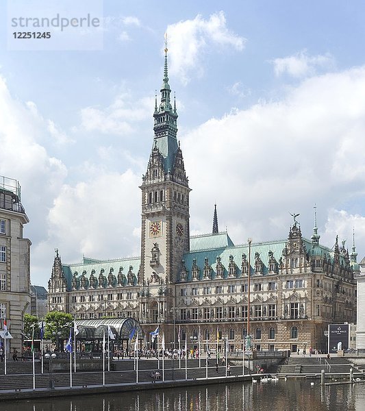 Hamburger Rathaus und Binnenalster  Hamburg  Deutschland  Europa