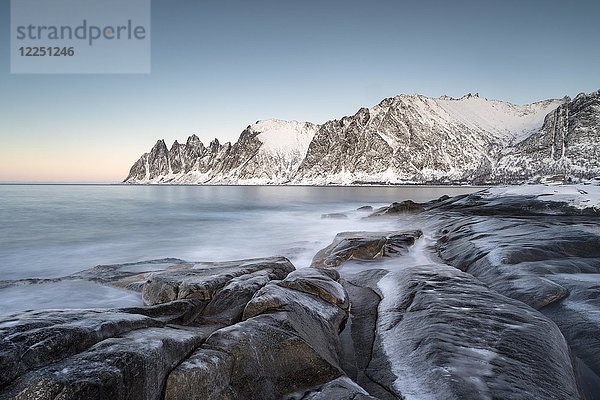 Eisige Küstenlandschaft in der Abenddämmerung  Tungeneset  Senja  Norwegen  Europa