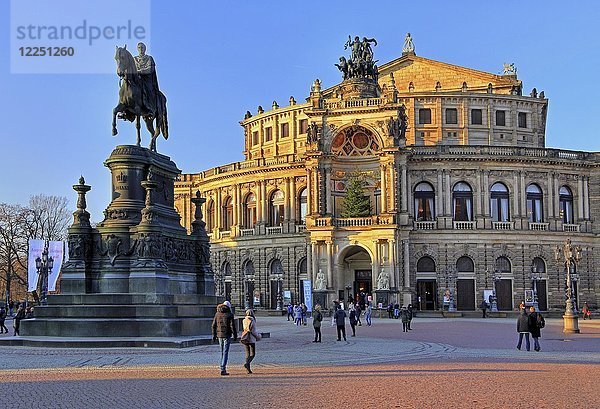 Theaterplatz mit König-Johann-Denkmal und Semperoper  Dresden  Sachsen  Deutschland  Europa