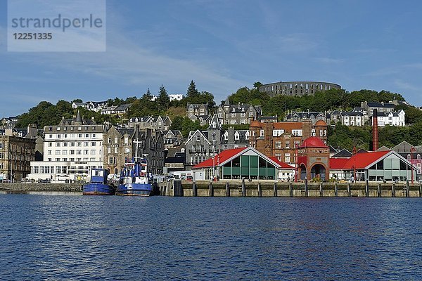 Hafen und Stadtzentrum mit McCaig's Tower  Oban  Argyll und Bute  Schottland  Großbritannien