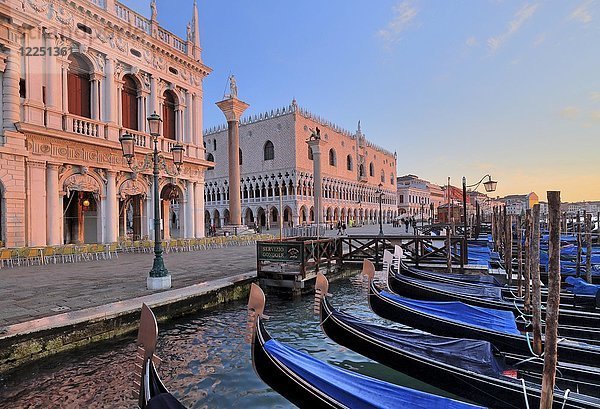 Gondeln auf der Piazzetta mit Dogenpalast  Morgenstimmung  Venedig  Italien  Europa