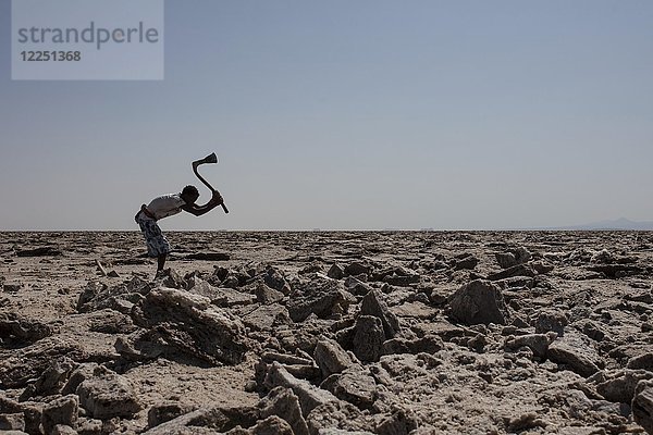 Arbeiter in der Salzwüste in Dallol  Äthiopien  Afrika