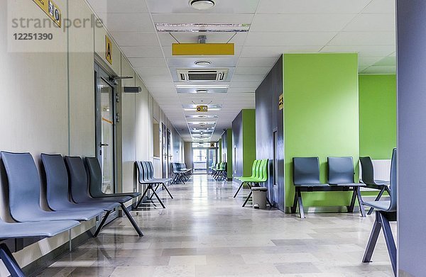 Korridor mit Stühlen für Patienten in einem modernen Krankenhaus