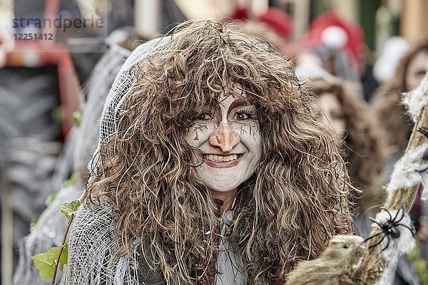 Als Hexe verkleidete Frau beim Möhnenumzug  Karneval  Mülheim-Kärlich  Rheinland-Pfalz  Deutschland  Europa