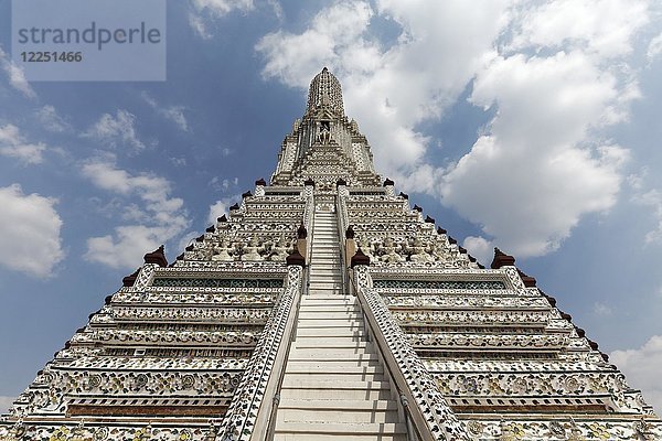 Phra Prang  zentraler Tempelturm  Wat Arun  Dämmerungstempel  Bangkok Yai  Bangkok  Thailand  Asien