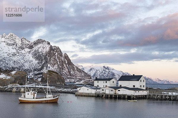 Fischerboot im Hafen bei Sonnenaufgang  Hamnøy  Reine  Lofoten  Norwegen  Europa