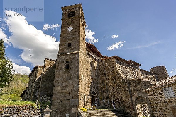 Kirche der Abtei Romaneque im Dorf Pebrac  Departement Haute Loire  Auvergne  Frankreich  Europa