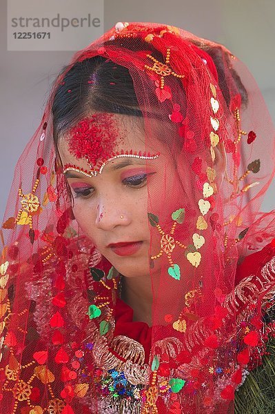 Nepalesische Braut der ethnischen Gruppe der Tharu in traditioneller Kleidung  Chitwan  Nepal  Asien