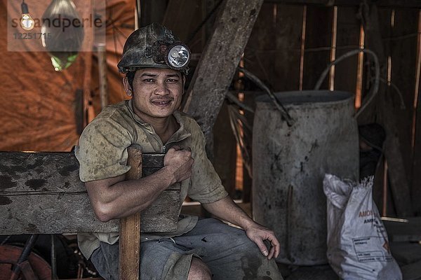 Einheimischer mit Stirnlampe auf der illegalen Suche nach Gold in Minen  Preah Meas  Sen Monorom  Mondulkiri  Kambodscha  Asien