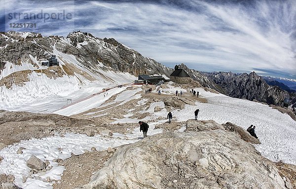 Zugspitzplatt mit Bergstation und Kapelle Maria Heimsuchung  Zugspitze  Bayern  Oberbayern  Deutschland  Europa