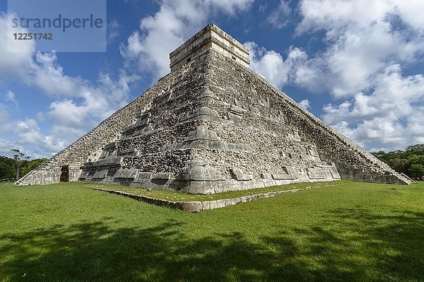 Pyramide El Castillo  Maya-Stadt Chichen Itza  Ausgrabungsstätte  Yucatan  Mexiko  Mittelamerika