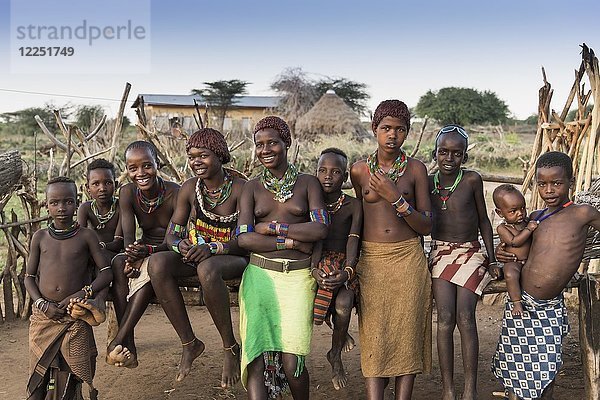 Gruppe von Mädchen und Jungen aus dem Stamm der Hamer  Turmi  Region der südlichen Nationen  Äthiopien  Afrika