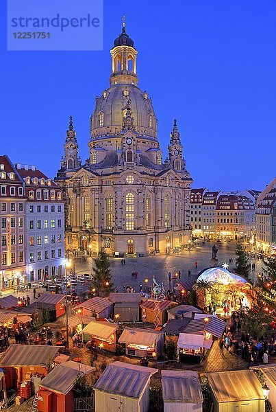 Beleuchteter Weihnachtsmarkt an der Frauenkirche  Dämmerung  Dresden  Sachsen  Deutschland  Europa