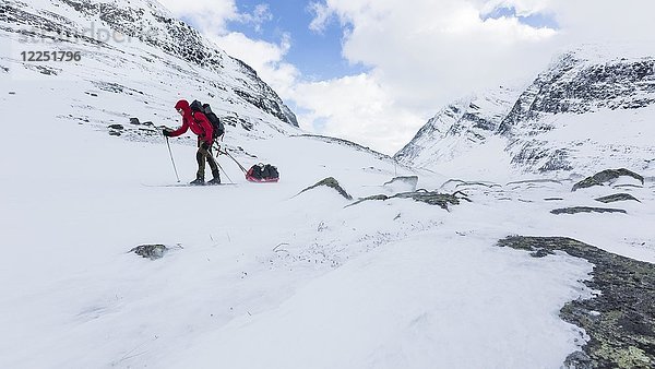 Skitourengeher mit Pulka im Schnee  Kungsleden oder Königsweg  Provinz Lappland  Schweden  Skandinavien  Europa