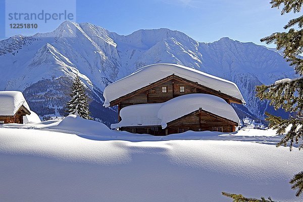 Winterlandschaft mit verschneitem Chalet  im Hintergrund Bettlihorn 2993m  Riederalp  Aletschgebiet  Oberwallis  Wallis  Schweiz  Europa