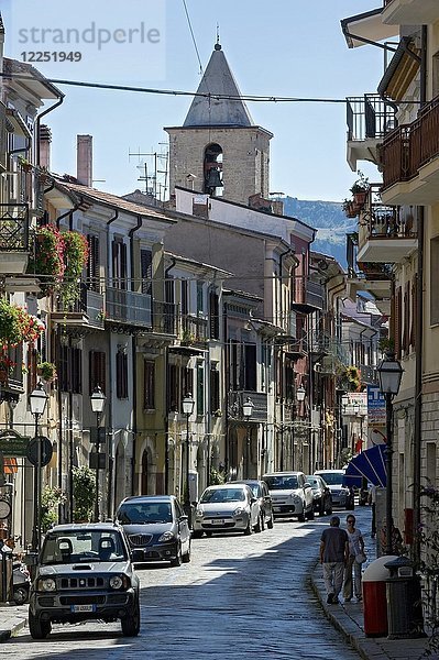 Straße Corso Vittorio Emanuele mit Hexenkirche Chiesa di Sant'Emidio  Altstadt  Agnone  Molise  Italien  Europa
