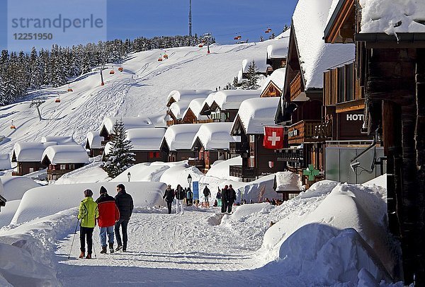Dorfstrasse mit schneebedeckten Chalets  Bettmeralp  Aletschgebiet  Oberwallis  Wallis  Schweiz  Europa