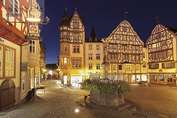 Fachwerkhäuser und Michaelsbrunnen auf dem Marktplatz  Bernkastel-Kues  Rheinland Pfalz  Deutschland  Europa