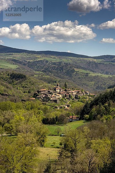 Das Dorf Saint Arcons in den Schluchten von Allier  Departement Haute Loire  Auvergne  Frankreich  Europa