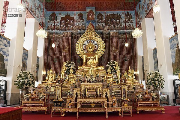 Altar mit Buddha-Statue  Wat Chana Songkhram  buddhistische Tempelanlage  Phra Nakhon  Bangkok  Thailand  Asien