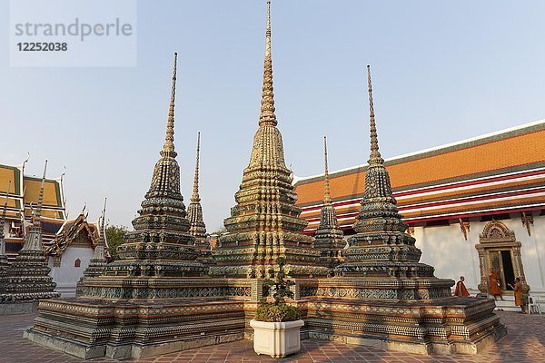 Drei mit farbigen Kacheln verzierte Chedis  Wat Pho  buddhistische Tempelanlage  Rattanakosin  Bangkok  Thailand  Asien