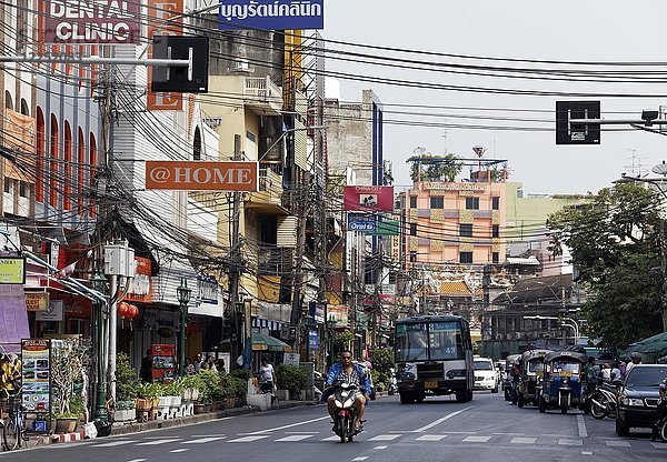 Straße in Banglamphu  Thanon Chakraphathdi Phong  Phra Nakhon  Bangkok  Thailand  Asien
