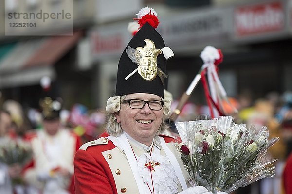 Mitglied der Karnevalsgruppe Rote Funken  Rosenmontagsumzug  Köln  Nordrhein-Westfalen  Deutschland  Europa