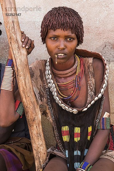 Junge Frau mit traditioneller Kleidung vom Stamm der Hamer  Turmi  Region der südlichen Nationen  Nationalitäten und Völker  Äthiopien  Afrika