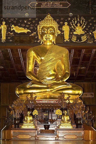 Goldene Buddha-Statue im Bot des Wat Phuttha Nimit Phra Saiyat  Phra Buddha Phukhao  Bezirk Sahatsakhan  Kalasin  Isan  Thailand  Asien
