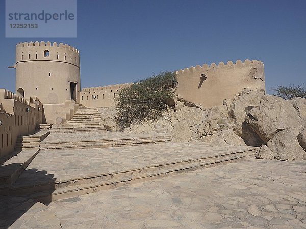 Festung Nakhl mit Rundturm und Zinnen  Nakhl  Oman  Asien