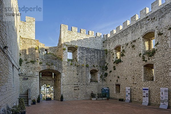 Innenhof der Festung  Schloss Castello Monforte  Campobasso  Molise  Italien  Europa