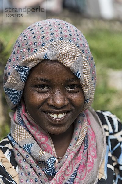 Junge Frau  Stamm der Ari  Porträt  Region der südlichen Nationen und Völker  Äthiopien  Afrika