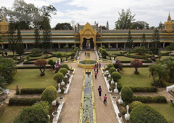 Blick von der Phra Maha Chedi Chai Mongkhon Pagode  Wat Pha Nam Yoi Temple  Phuttha-Utthayan Park  Provinz Roi Et  Isan  Thailand  Asien