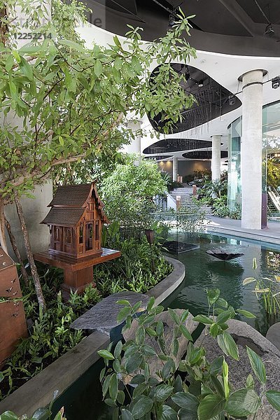 Wassergarten mit Geisterhaus  San Phra Phum  im europäischen Viertel  Emporium  Luxus-Einkaufszentrum  Sukhumvit Road  Khlong Toei  Bangkok  Thailand  Asien