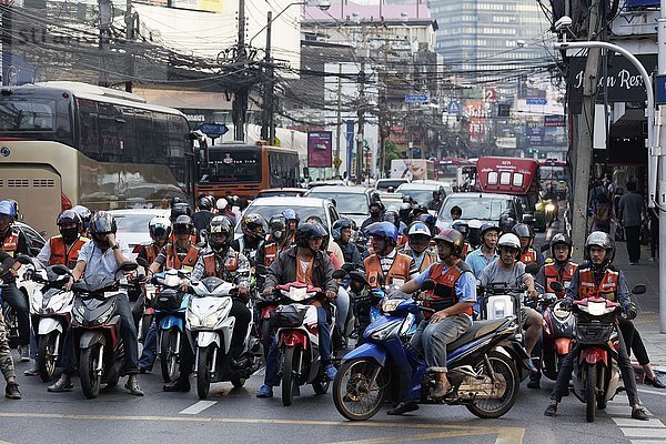 Viele Mopedfahrer warten an einer Kreuzung  Verkehrschaos in der Thanon Charoen Krung  Bang Rak  Bangkok  Thailand  Asien