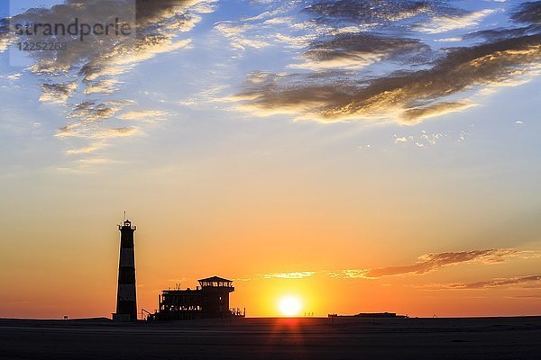 Silhouetten  Leuchtturm und Lodge bei Sonnenuntergang  Pelican Point  Walvis Bay  Erongo-Region  Namibia  Afrika