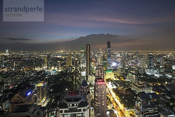 Blick vom Banyan Tree Tower  Sathon Tai Road  Abenddämmerung  Bezirk Ban Rak  Bangkok  Thailand  Asien