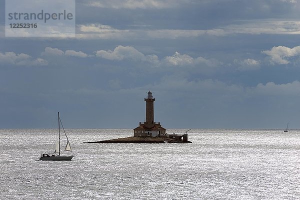 Leuchtturm mit Segelboot  Kap Kamenjak  Istrien  Kroatien  Europa