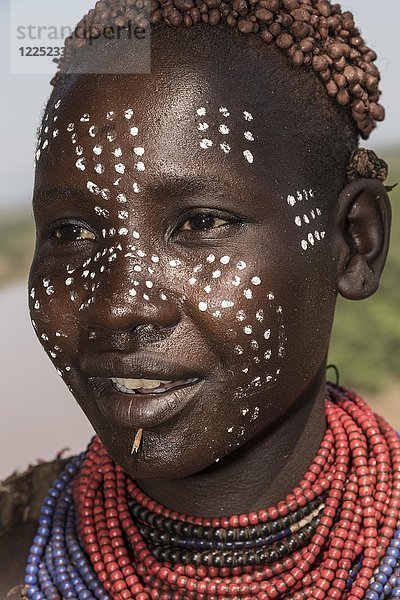 Junge Frau mit Gesichtsbemalung  Porträt  Check Tribe  Region der südlichen Nationen und Völker  Äthiopien  Afrika