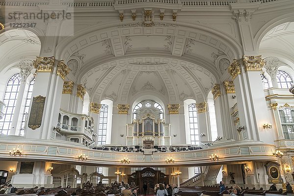 Innenraum mit Orgelempore  Hauptkirche St. Michaelis oder Michel  Hamburg  Deutschland  Europa
