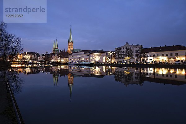 Panorama an der Obertrave  Dämmerung  Altstadt  St. Marien Kirche  St. Petri Kirche  Hansestadt Lübeck  Schleswig-Holstein  Deutschland  Europa