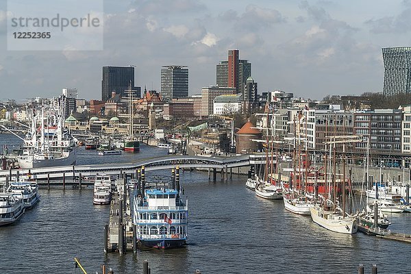 Stadtansicht mit Hafen und St. Pauli Landungsbrücken  Hamburg  Deutschland  Europa