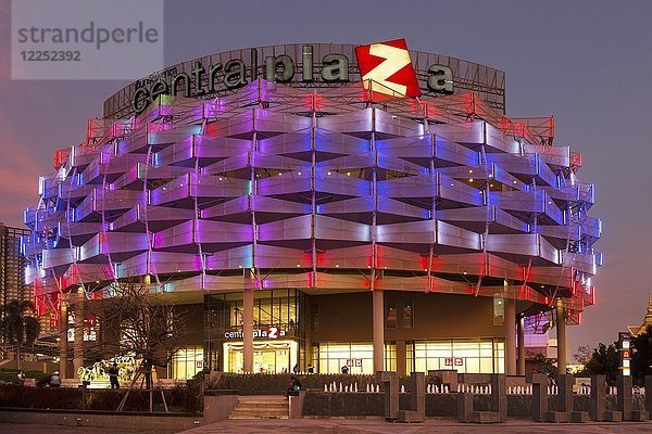 Centralplaza  Beleuchtete Fassade des Central Plaza Einkaufszentrums in der Abenddämmerung  Khon Kaen  Isan  Thailand  Asien